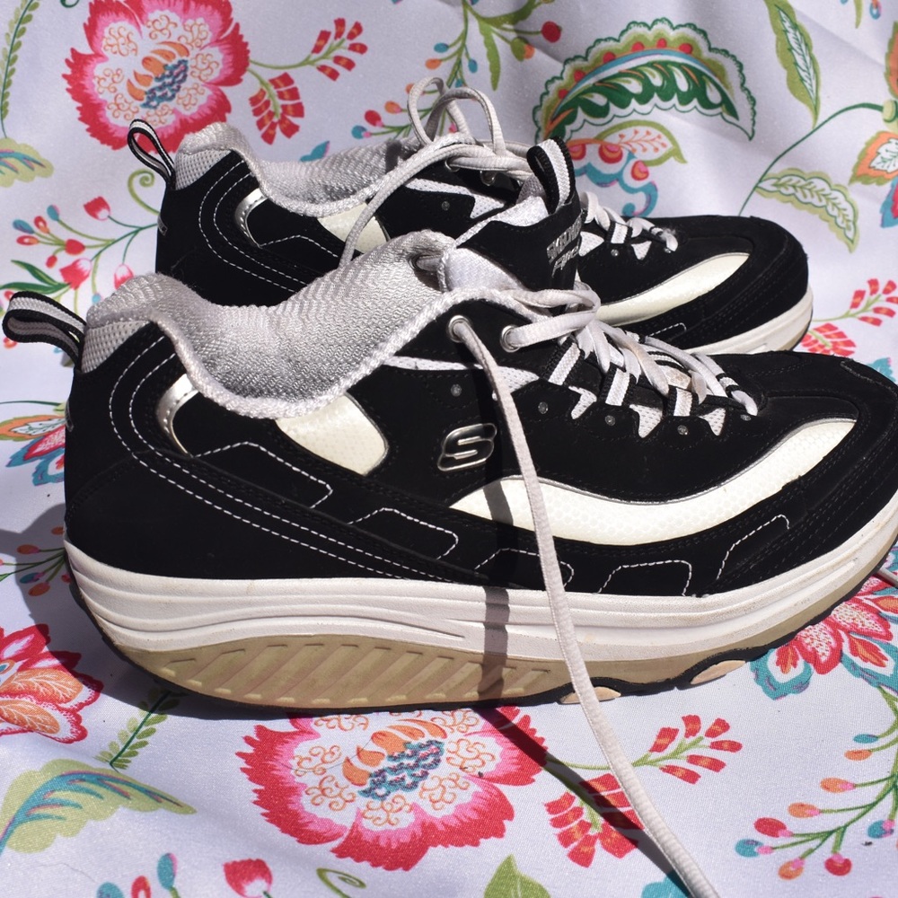 VINTAGE BLACK AND WHITE SKECHERS SHAPE-UPS